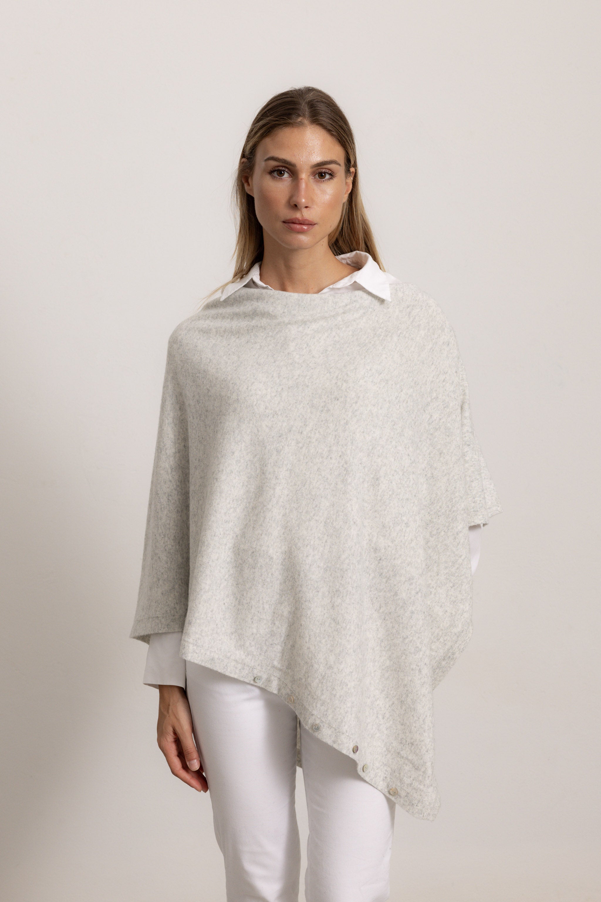 LAVINIA - Poncho con bottoni, indossato avvolto (Grigio)