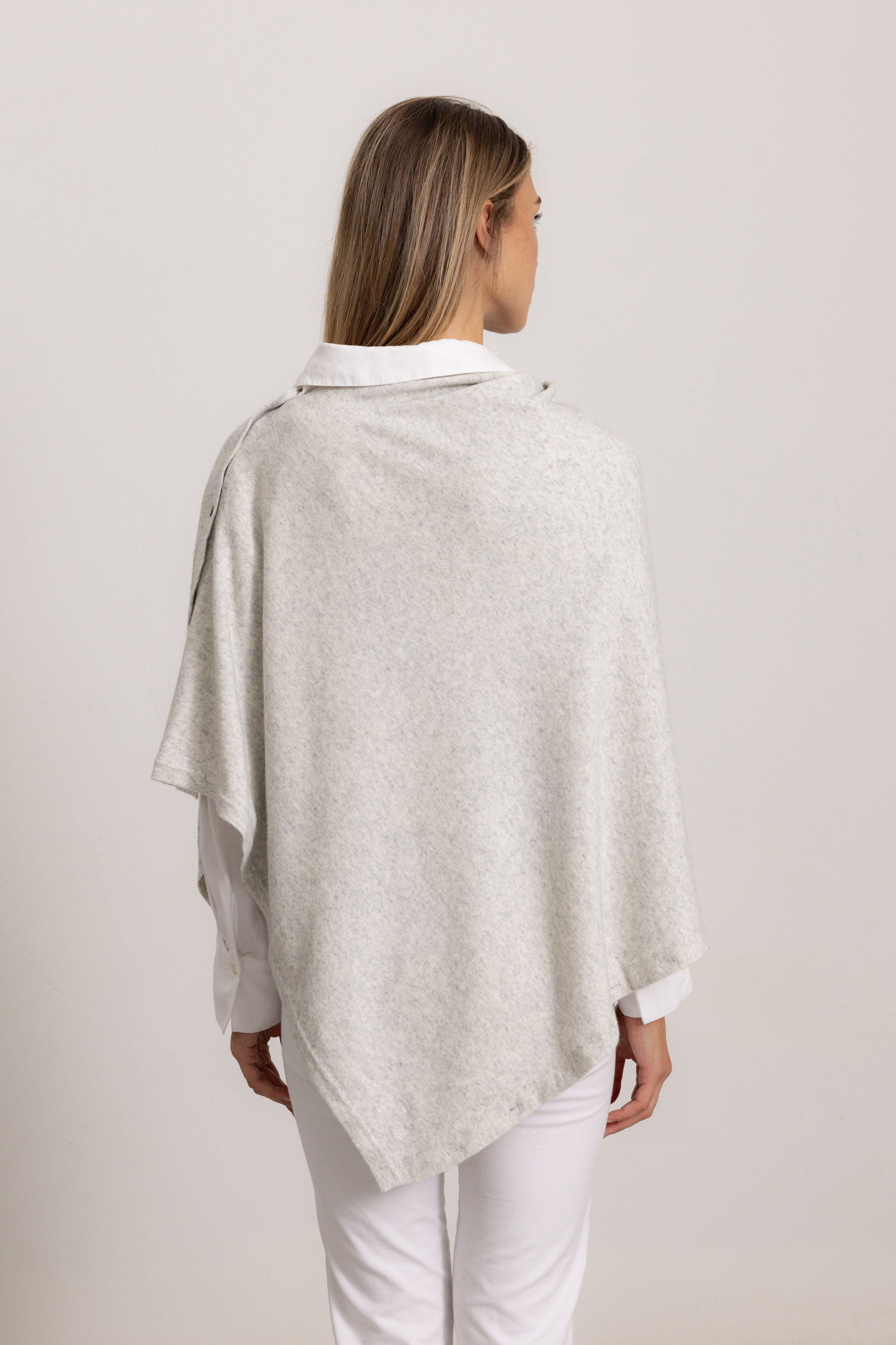 LAVINIA - Poncho con bottoni, indossato avvolto (Grigio)