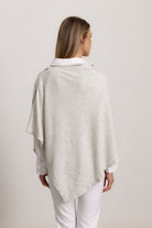 LAVINIA - Poncho con bottoni, indossato avvolto (Grigio)