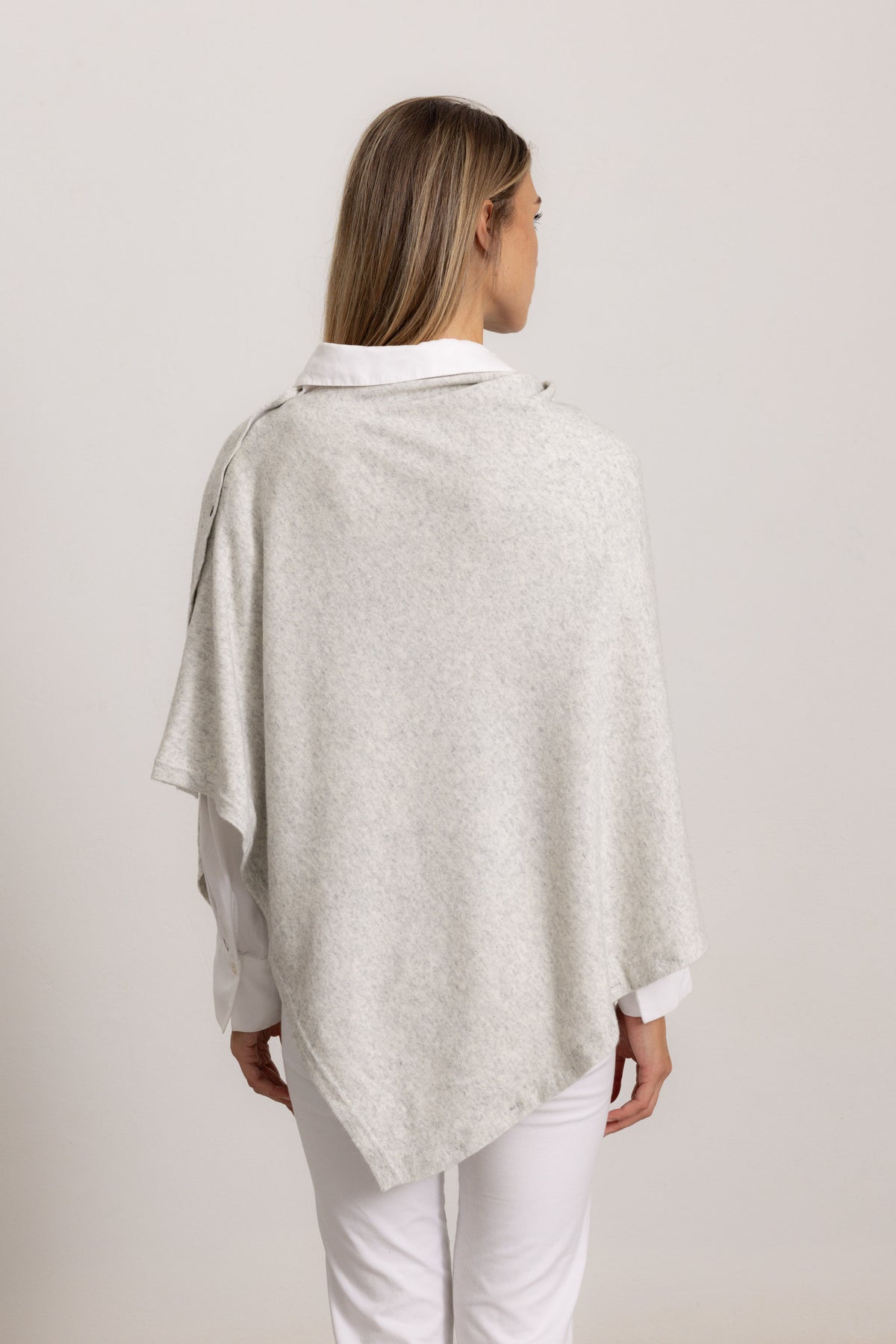 LAVINIA - Poncho con bottoni, indossato avvolto (Grigio)