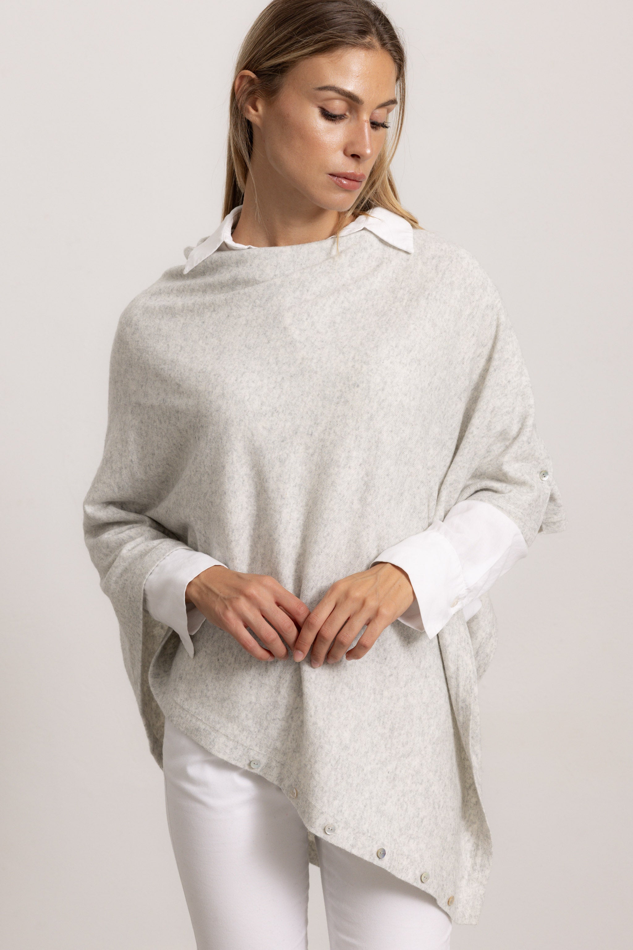 LAVINIA - Poncho con bottoni, indossato avvolto (Grigio)