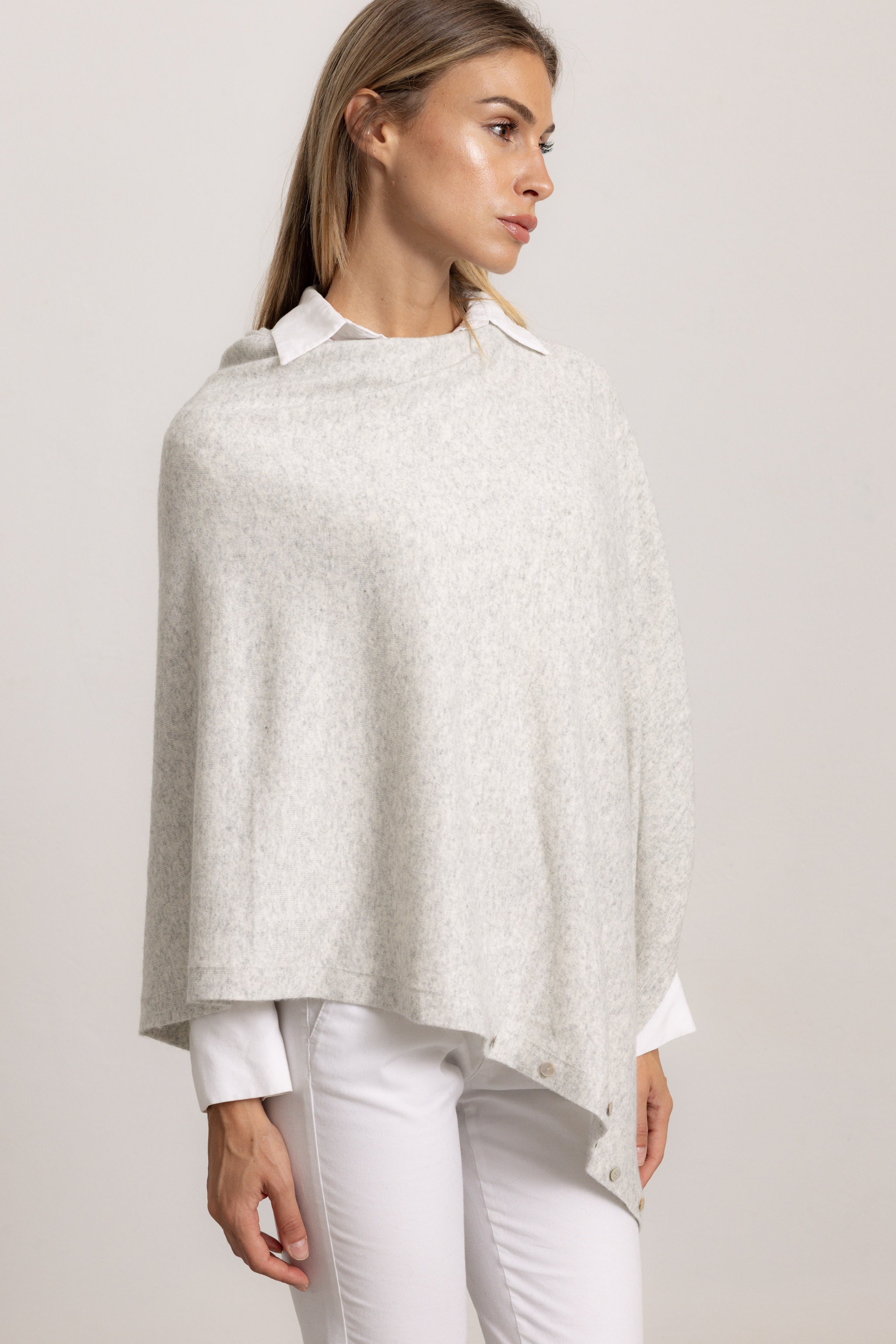 LAVINIA - Poncho con bottoni, indossato avvolto (Grigio)