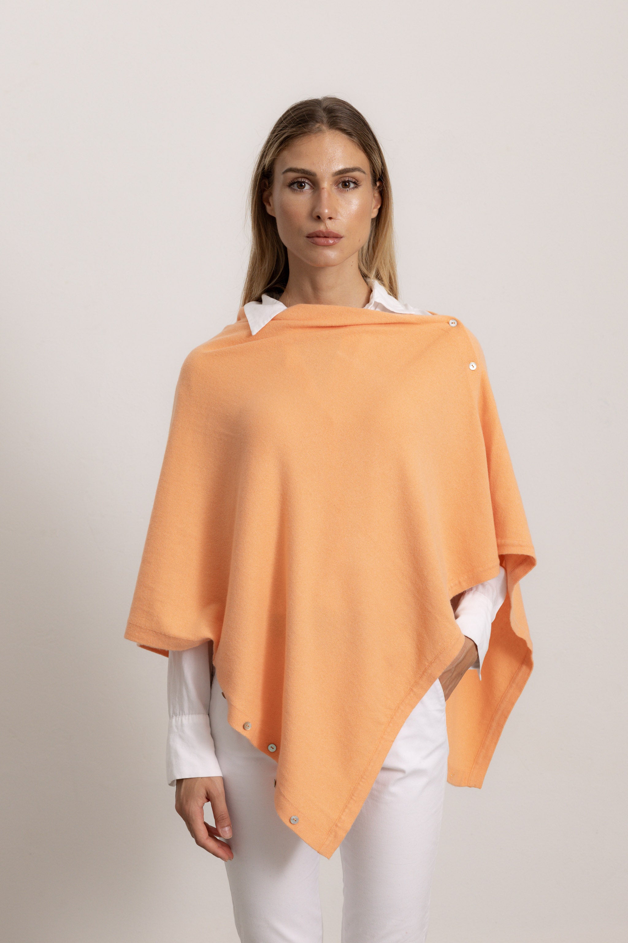 LAVINIA - Poncho con bottoni, indossato avvolto (Mandarino)