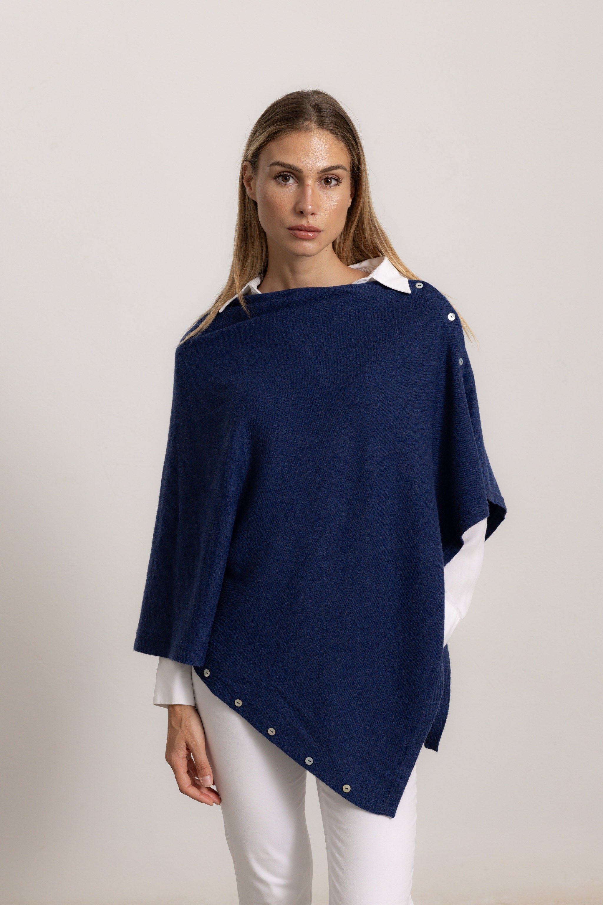 LAVINIA - Poncho con bottoni, indossato avvolto (Marine)