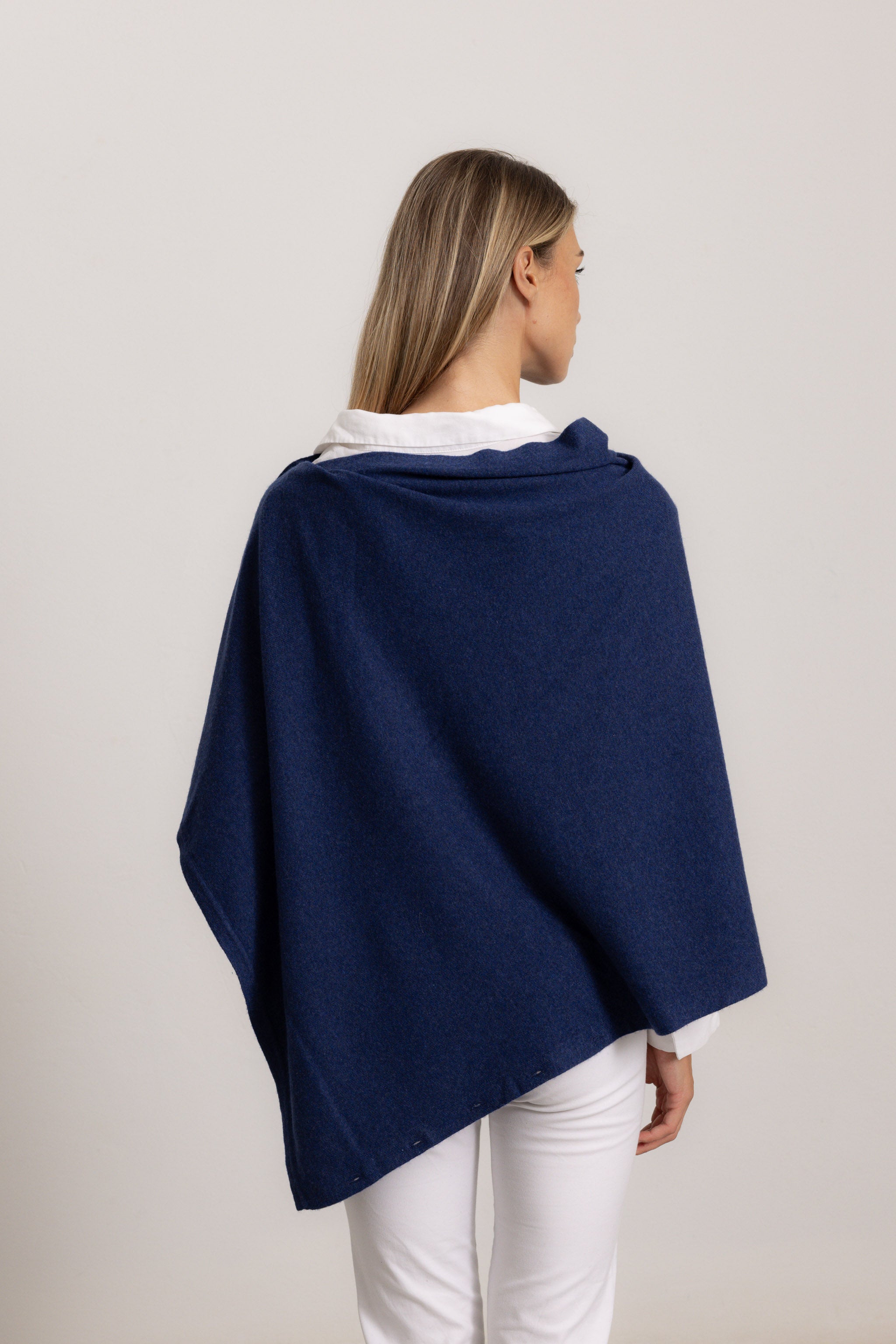 LAVINIA - Poncho con bottoni, indossato avvolto (Marine)