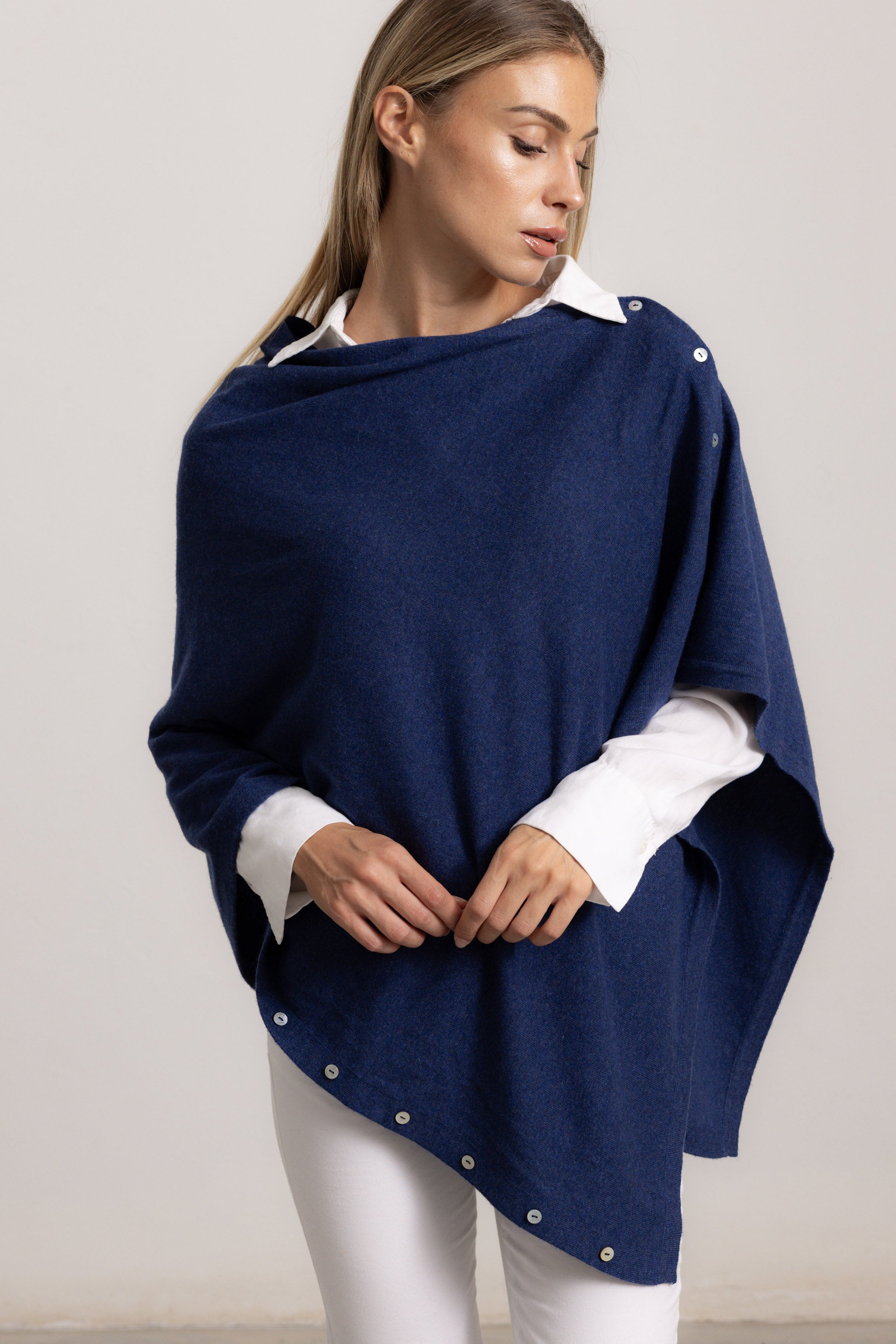 LAVINIA - Poncho con bottoni, indossato avvolto (Marine)