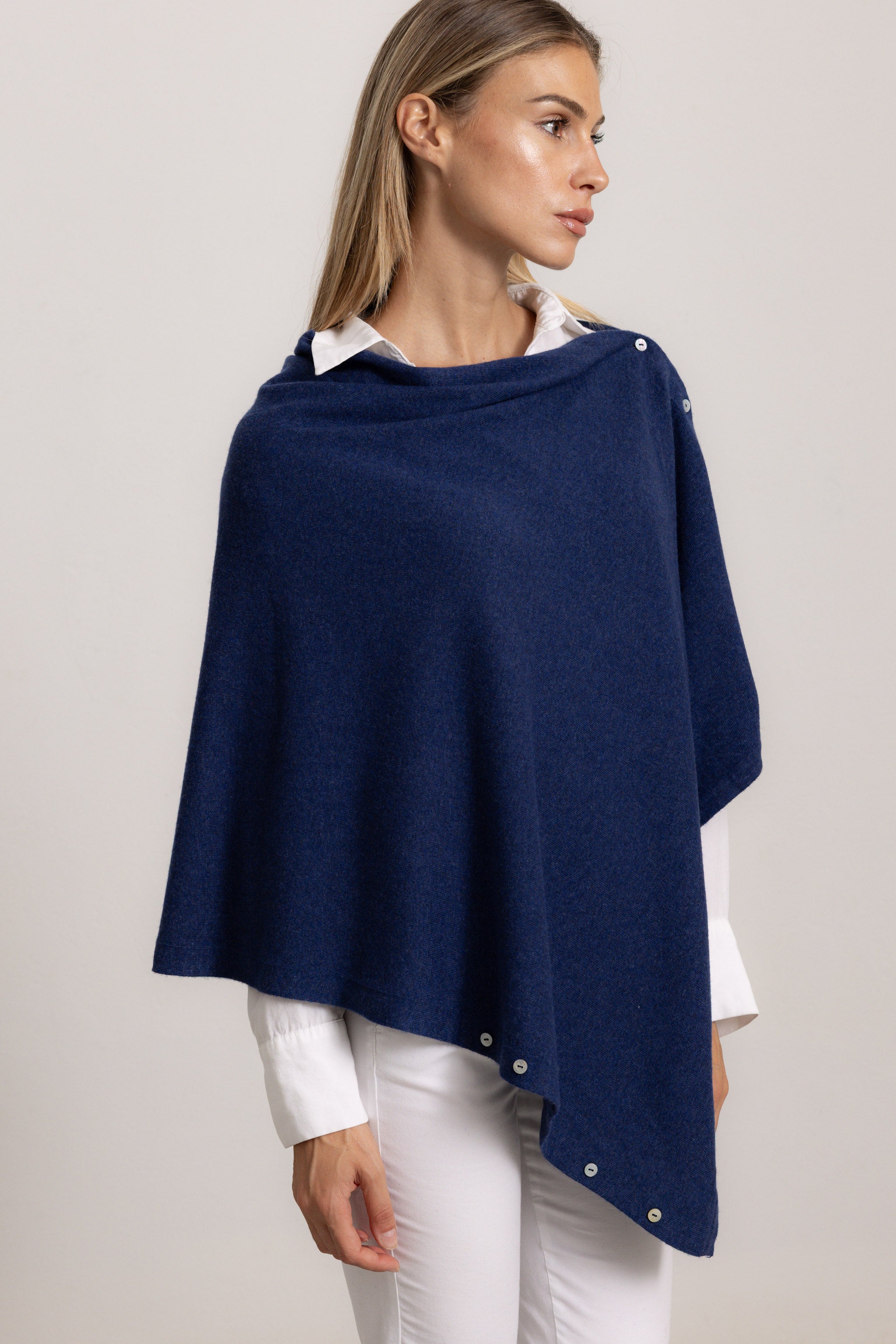 LAVINIA - Poncho con bottoni, indossato avvolto (Marine)