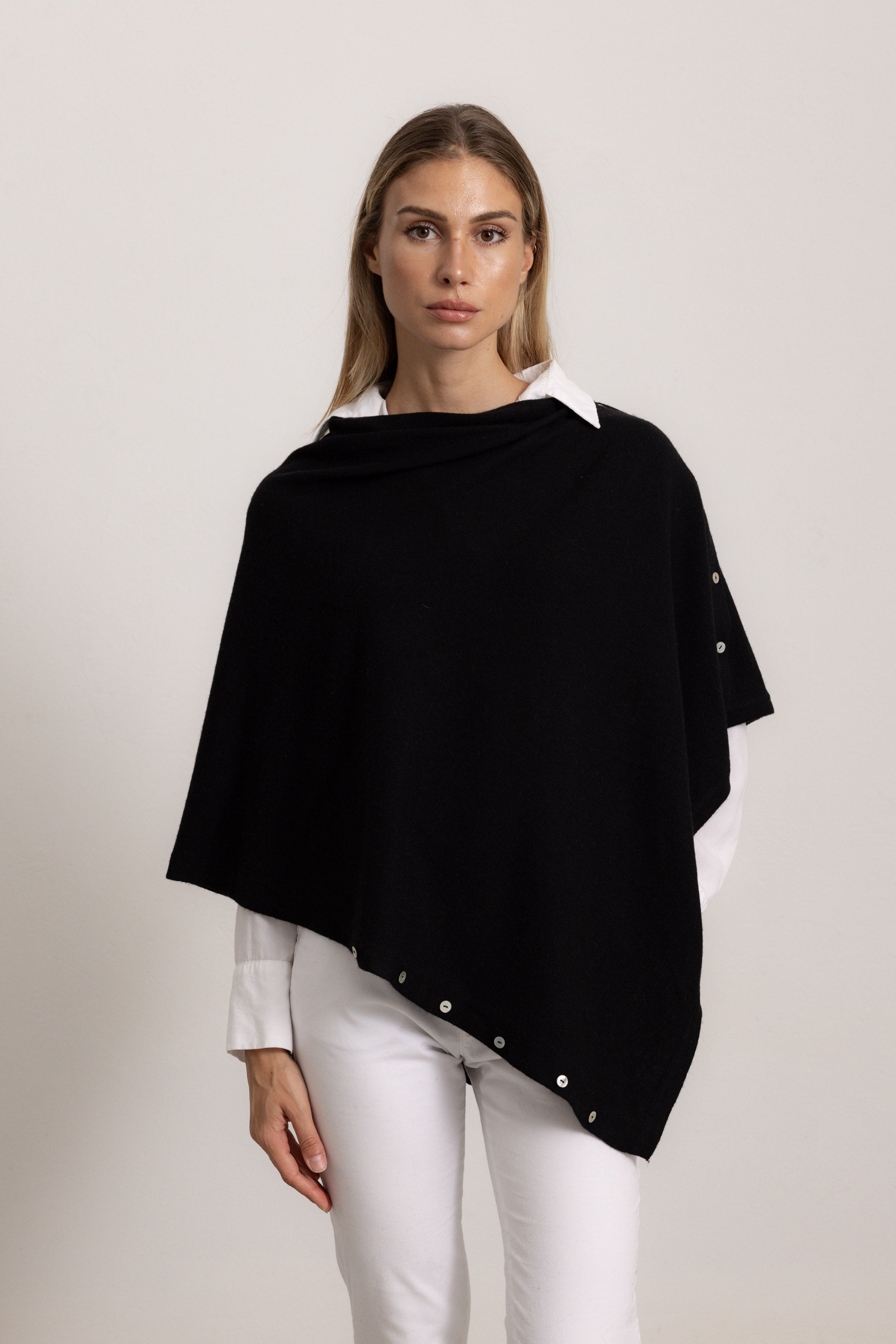 LAVINIA - Poncho con bottoni, indossato avvolto (Nero)