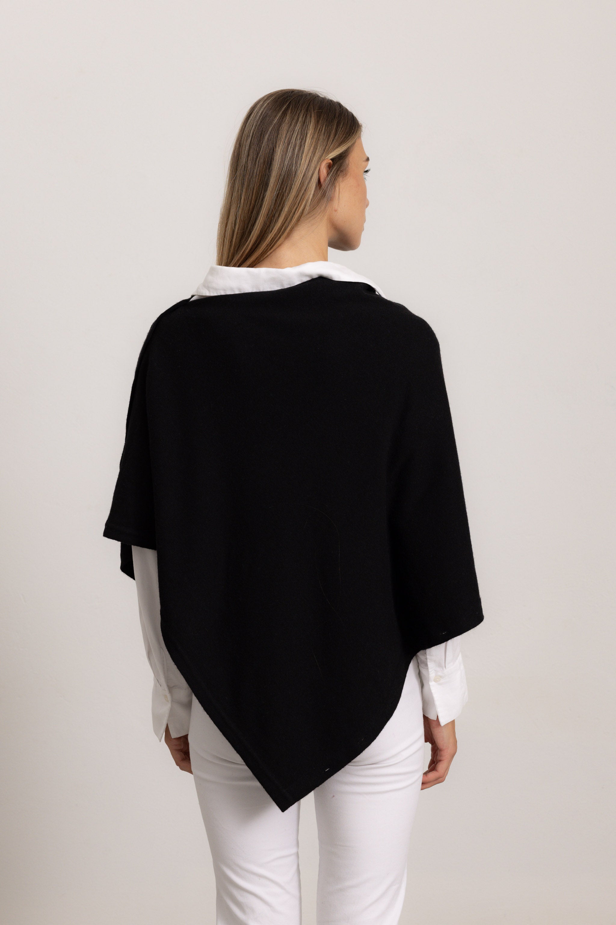 LAVINIA - Poncho con bottoni, indossato avvolto (Nero)