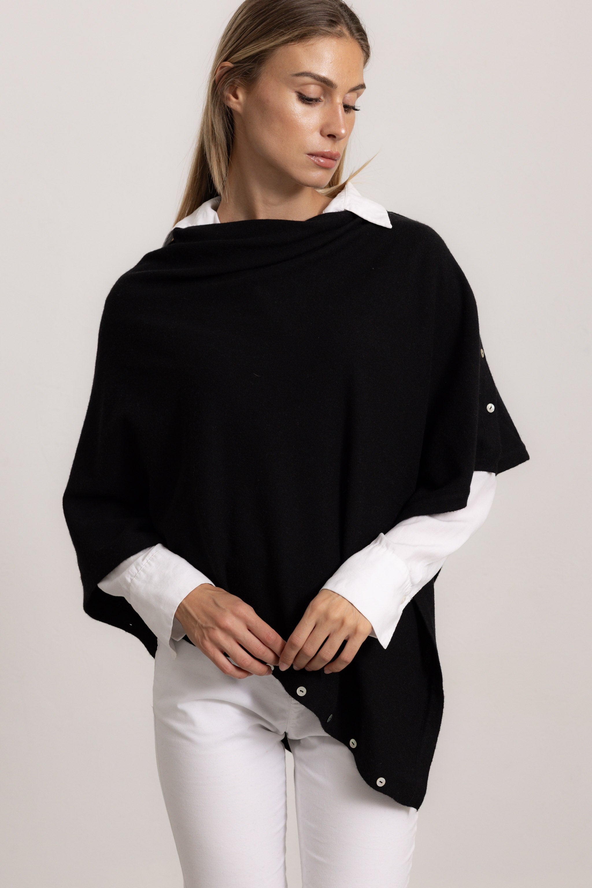 LAVINIA - Poncho con bottoni, indossato avvolto (Nero)