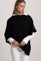 LAVINIA - Poncho con bottoni, indossato avvolto (Nero)
