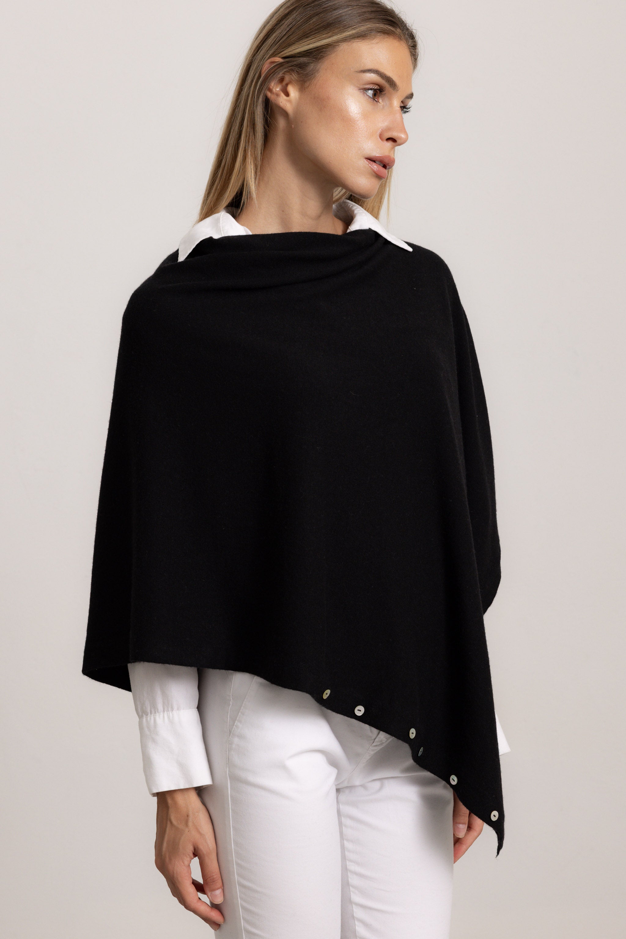 LAVINIA - Poncho con bottoni, indossato avvolto (Nero)