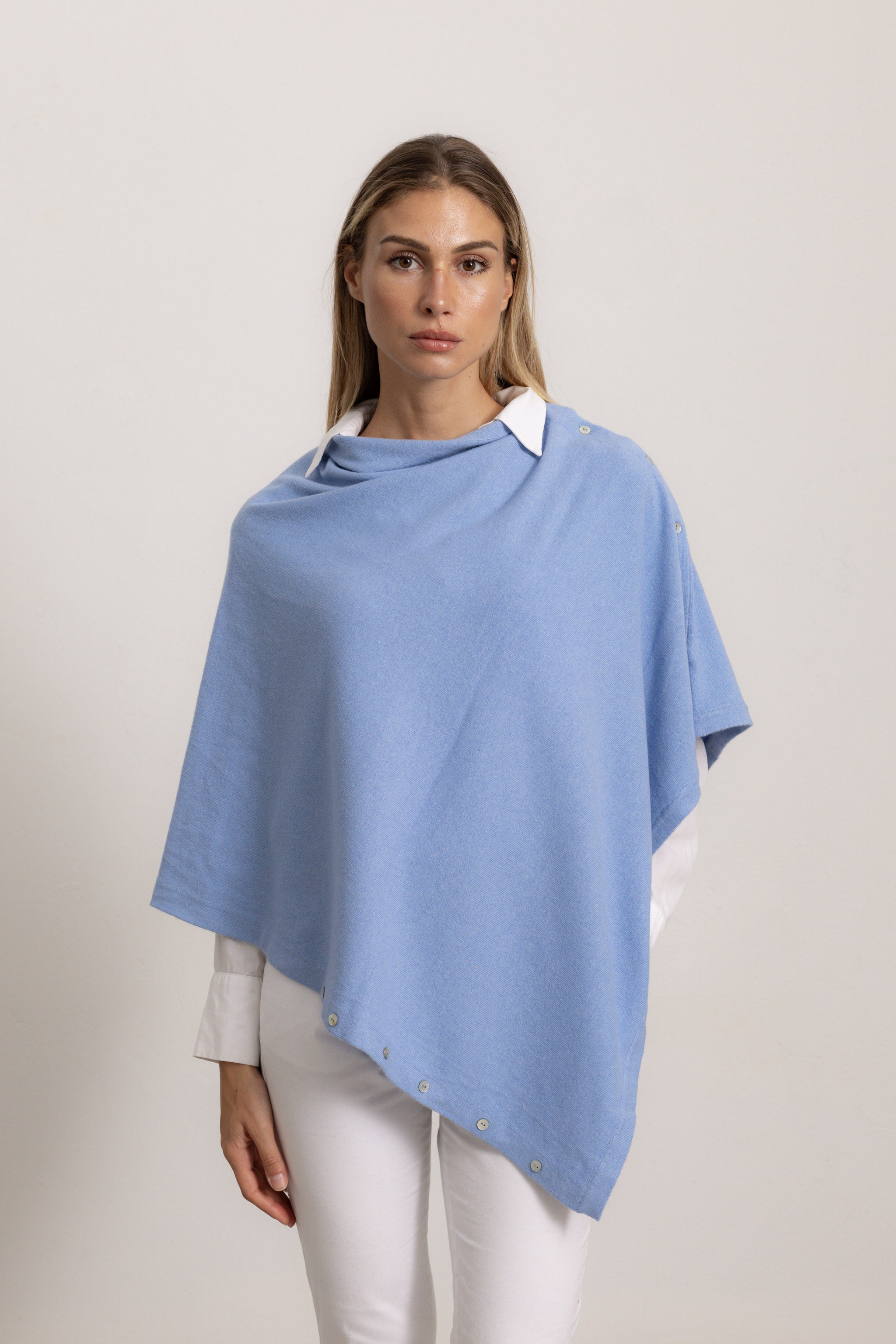 LAVINIA - Poncho con bottoni, indossato avvolto (Polvere)