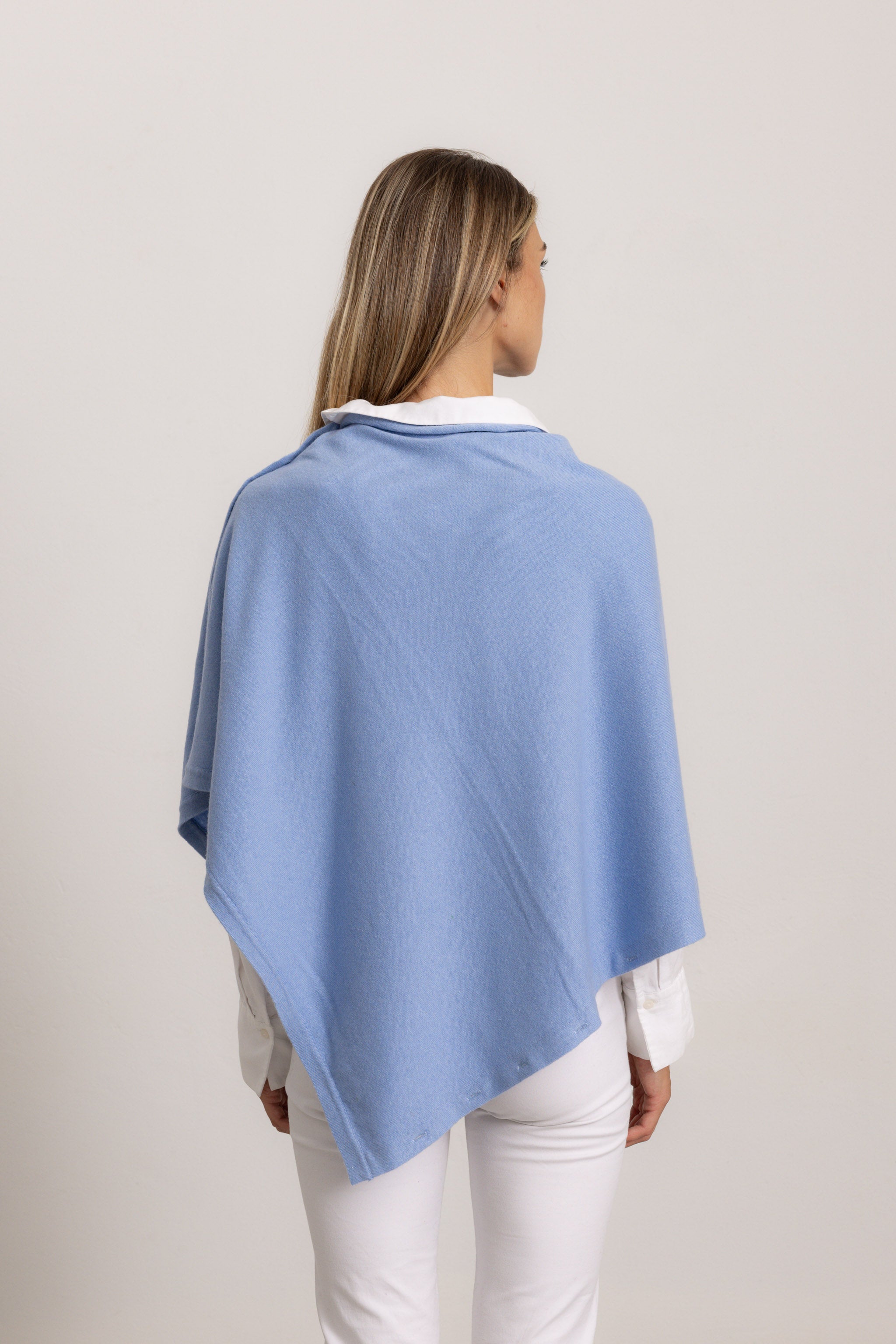 LAVINIA - Poncho con bottoni, indossato avvolto (Polvere)