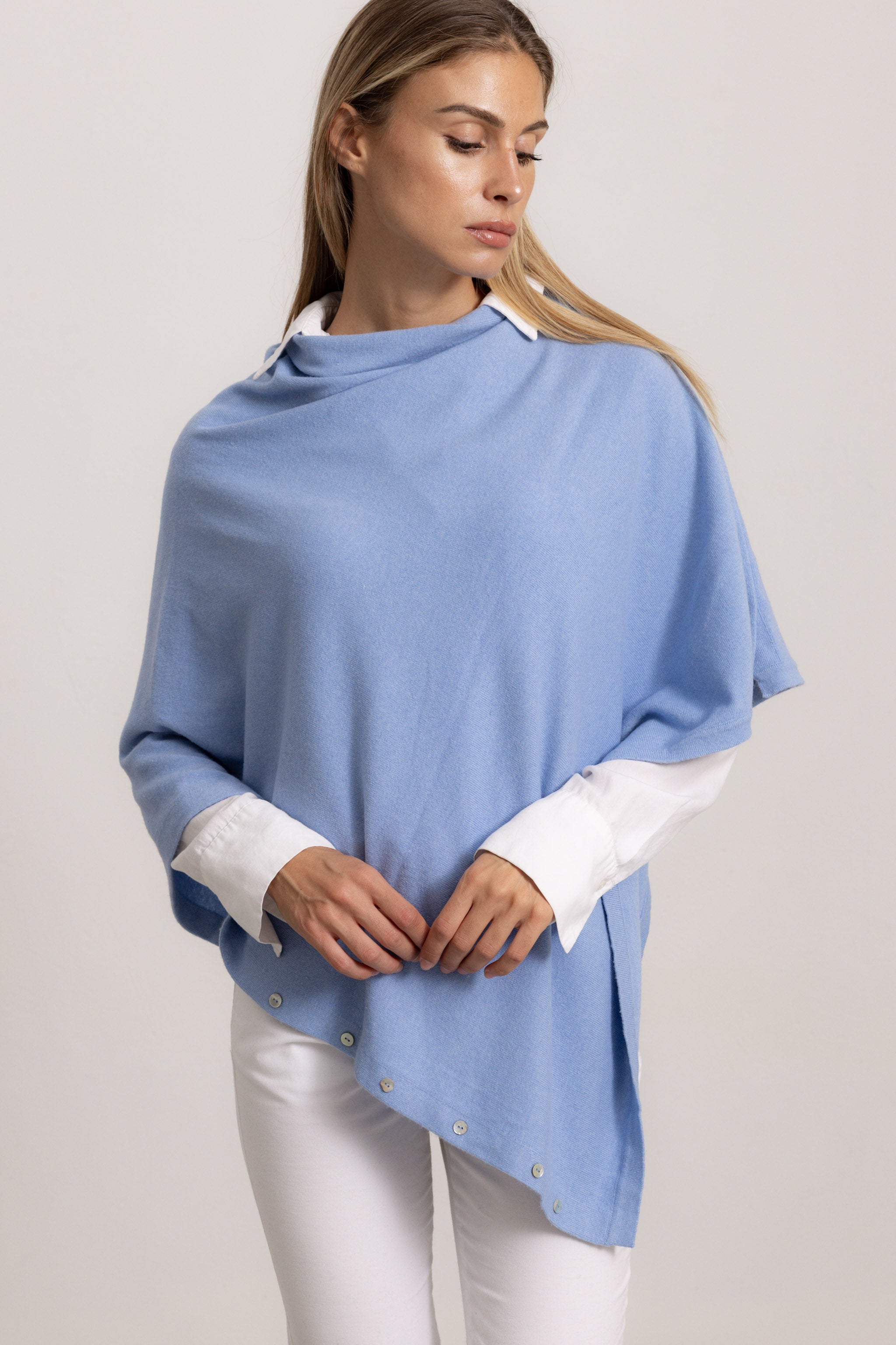 LAVINIA - Poncho con bottoni, indossato avvolto (Polvere)
