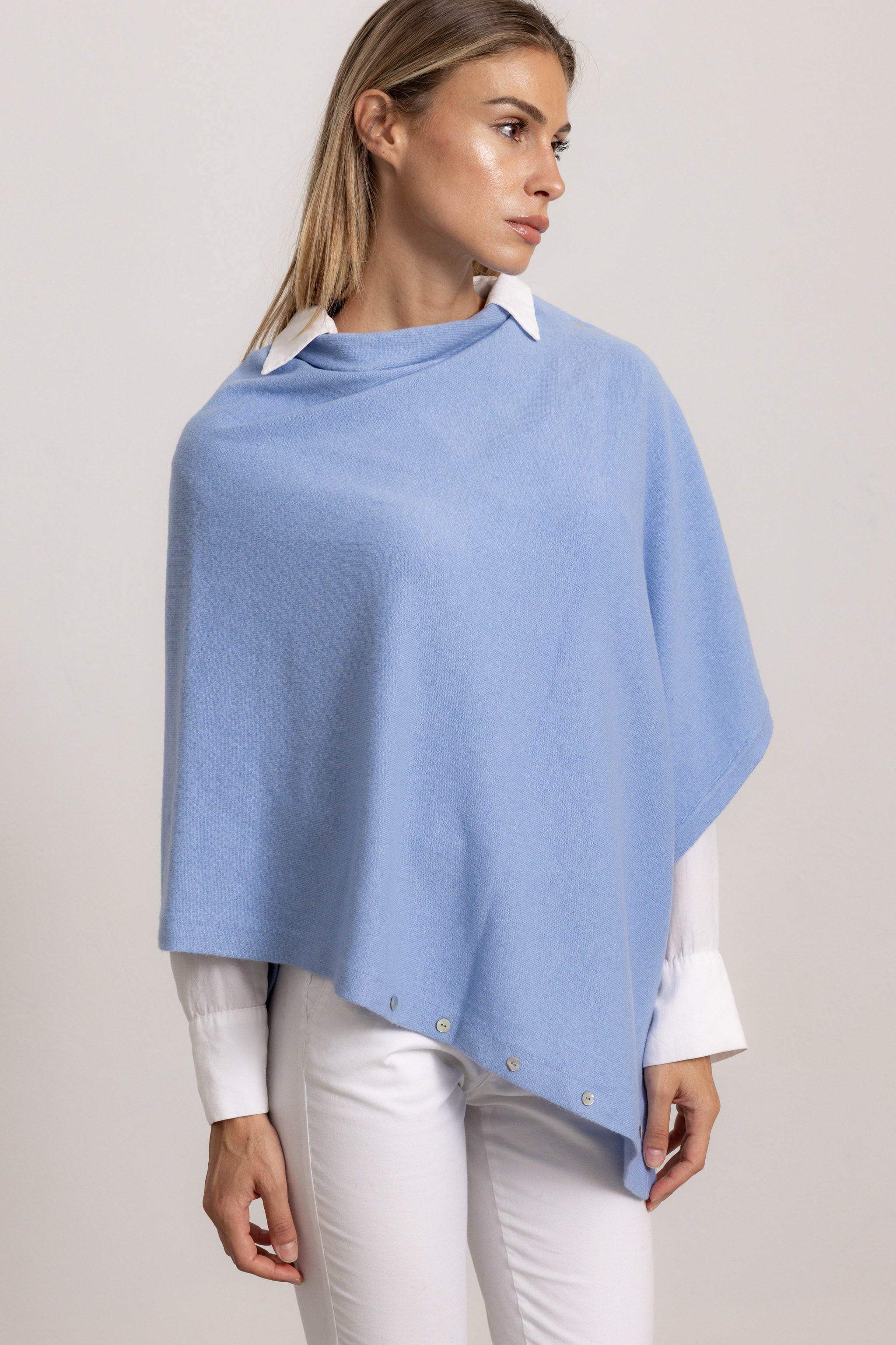 LAVINIA - Poncho con bottoni, indossato avvolto (Polvere)