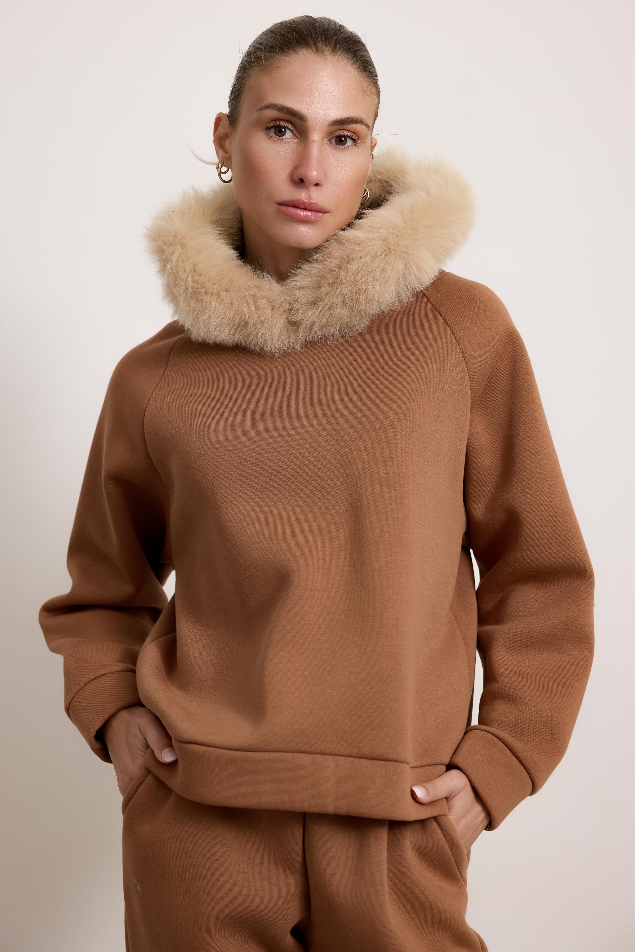 PORTO VENERE - Tuta con bordatura su cappuccio in volpe (Beige)