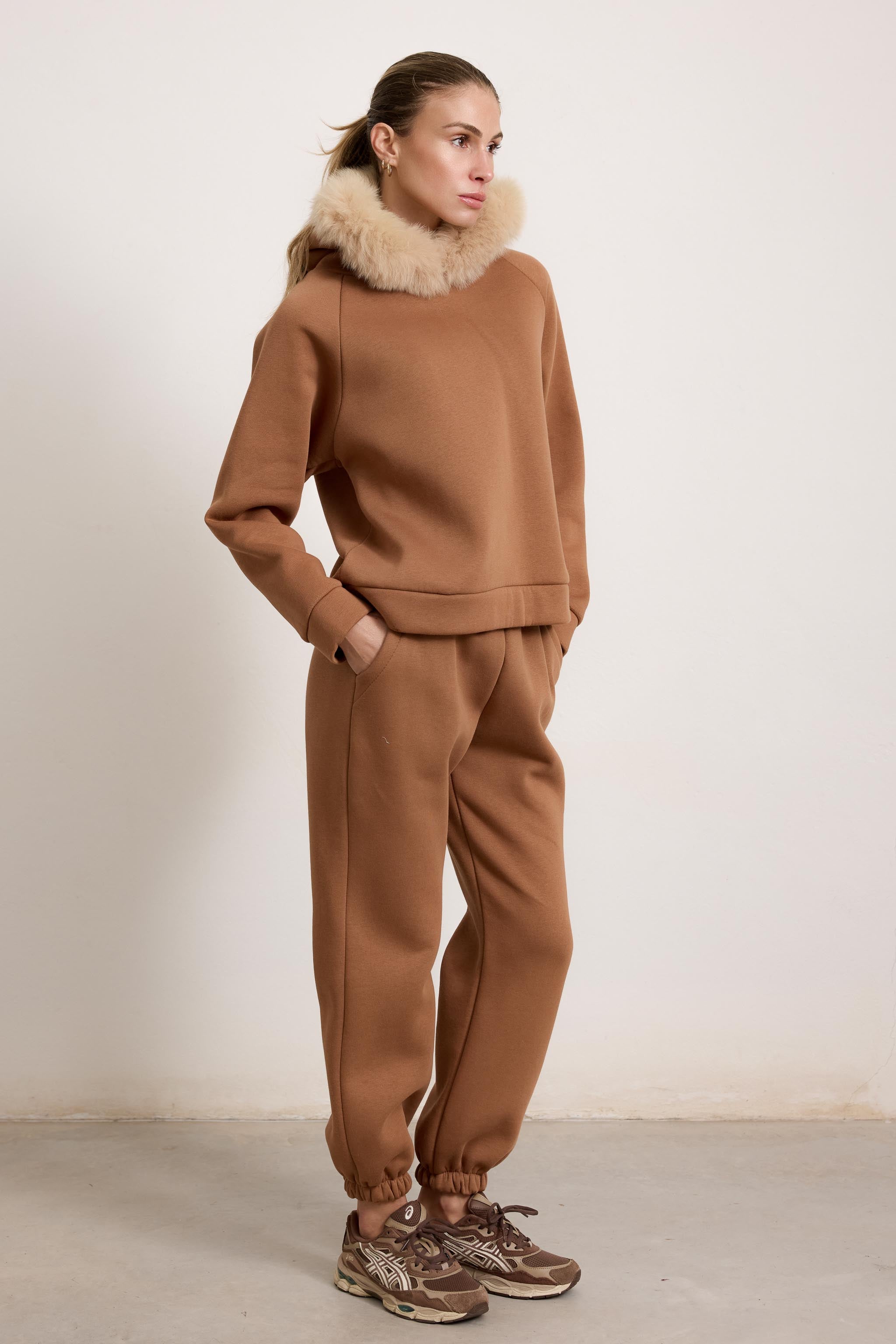 PORTO VENERE - Tuta con bordatura su cappuccio in volpe (Beige)