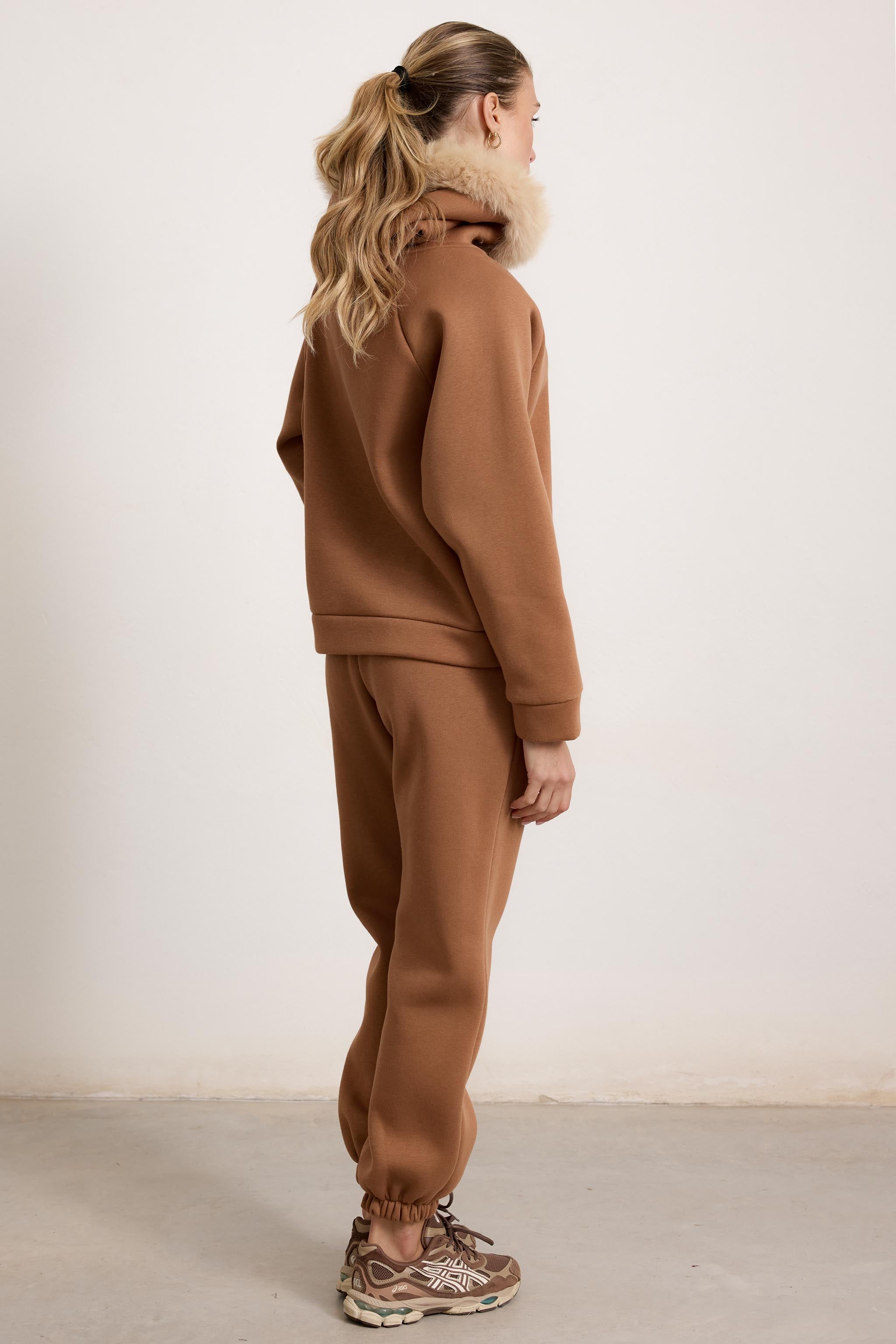PORTO VENERE - Tuta con bordatura su cappuccio in volpe (Beige)